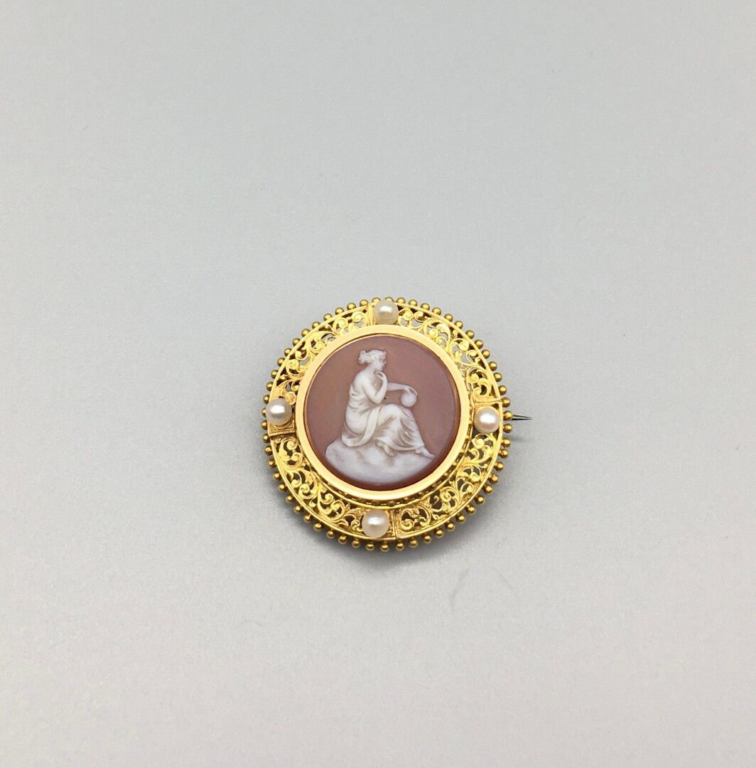 Null Broche en or jaune 18K 750, de forme ronde, parée en son centre d'un camée &hellip;