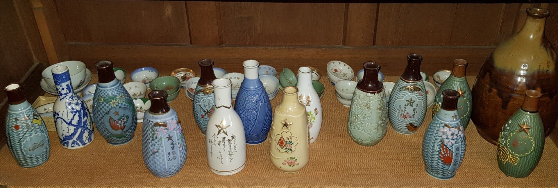 Null Fort lot de bouteilles et verres à saké, en porcelaine ou grès.



On y joi&hellip;