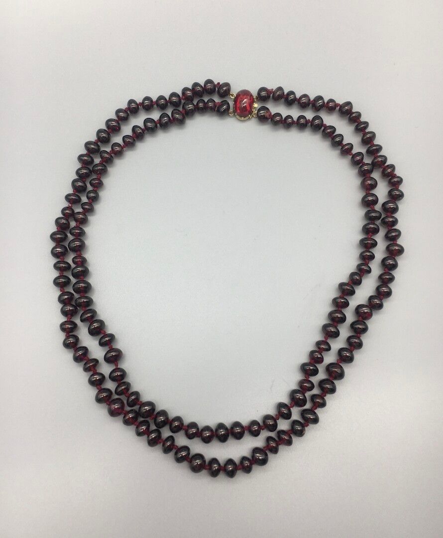 Null Double strand necklace made of flattened garnet pearls strung on a knotted &hellip;