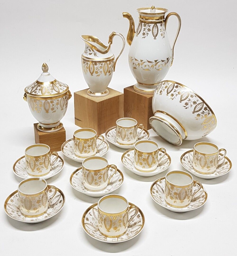 Null 白色和金色装饰的瓷质咖啡套装，包括咖啡壶、奶精、糖碗、杯子和九个杯碟

(损坏、缺失的部分和修复)