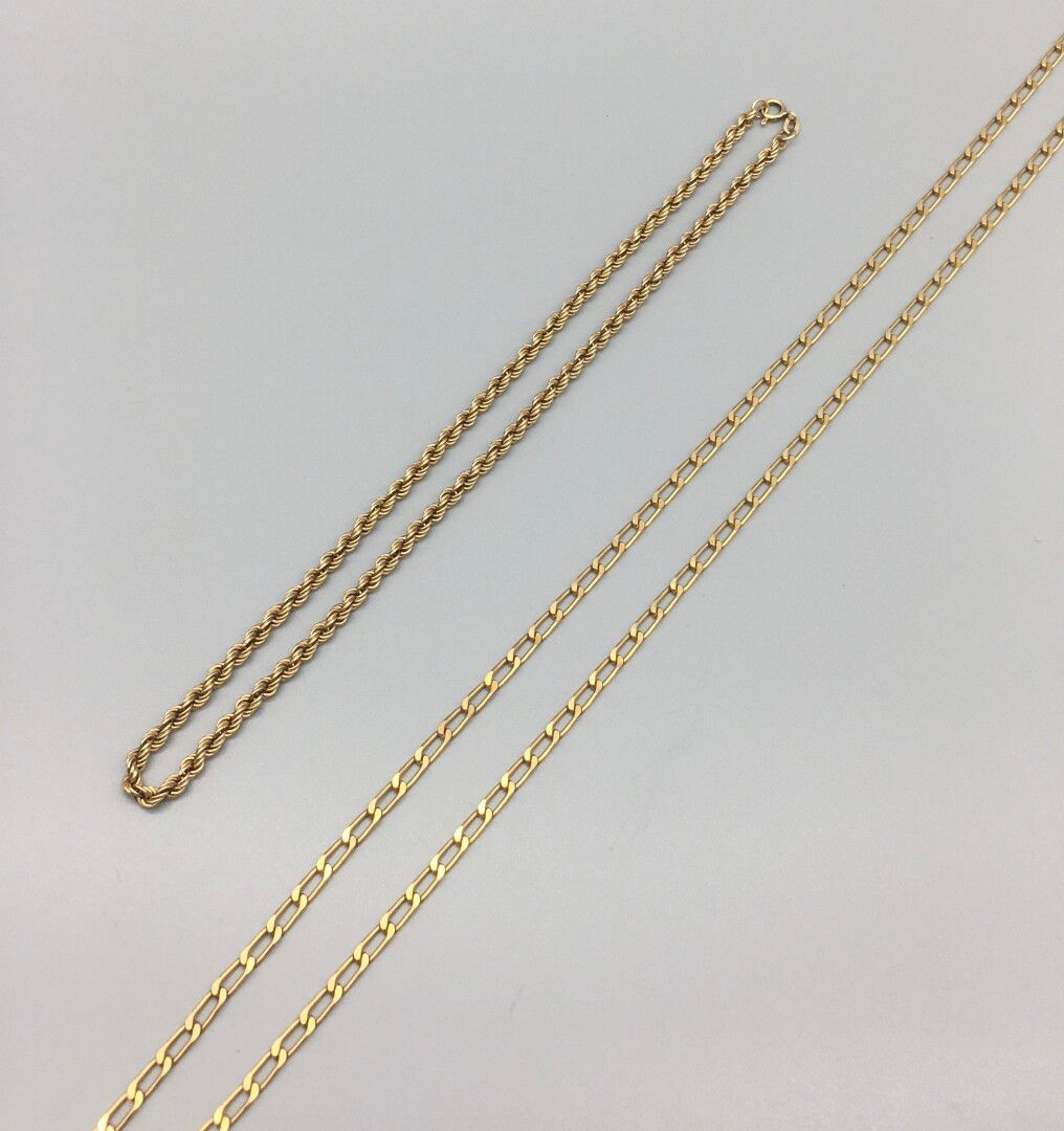 Null 一条9K 375黄金链，扭曲设计，弹簧环扣。

状况良好。

长度：41厘米

重量：5克



附有一条鎏金金属链。