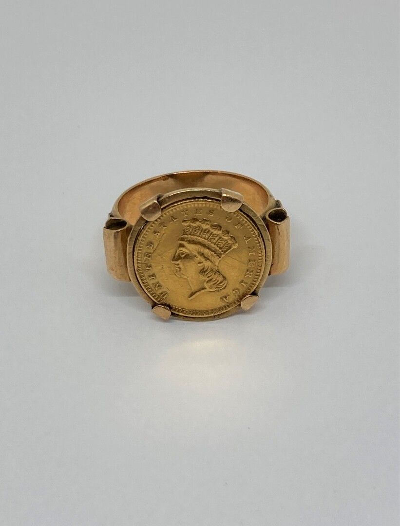 Null Una moneta d'oro da 1 dollaro montata in un anello
