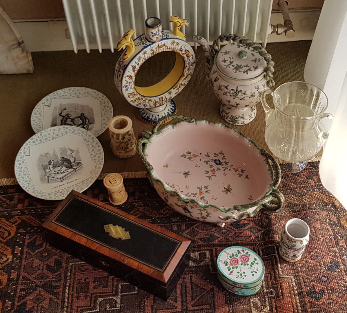 Null 一小批杂项饰品，包括：陶瓷制品，亚洲风格的珐琅盒，猴子装饰的盘子，黑化木和黄铜镶嵌的手套盒，吹制玻璃花瓶。