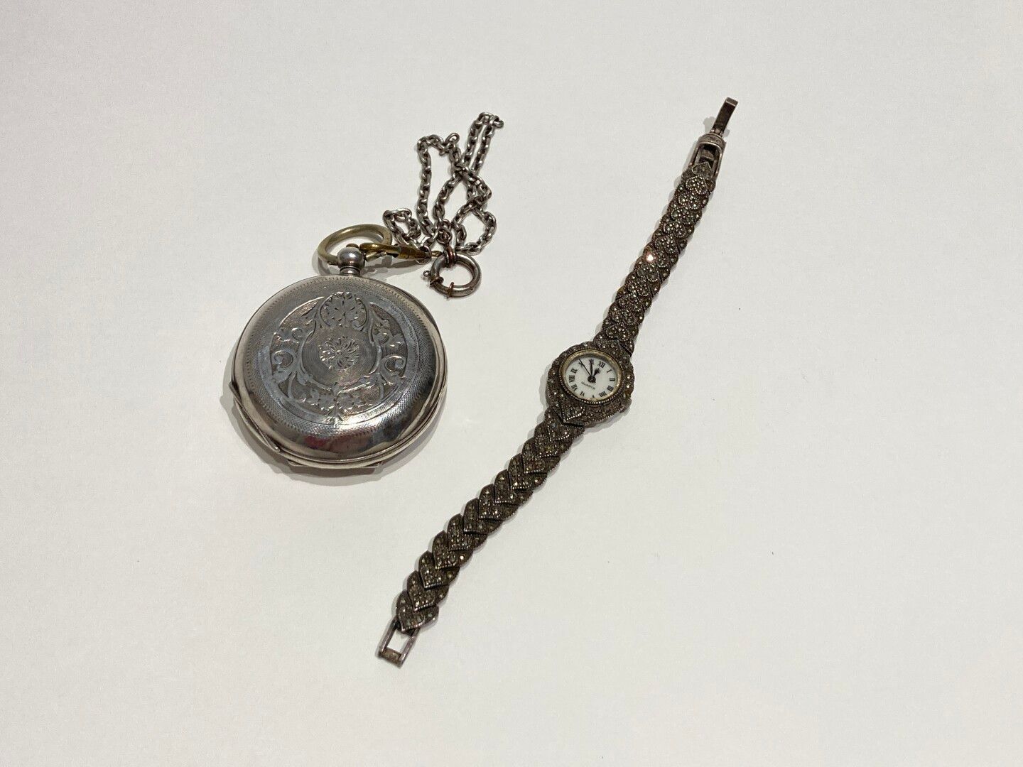Null Silberne Damenarmbanduhr QUARTZ

Beigefügt:

Silberne Taschenuhr von Peret &hellip;