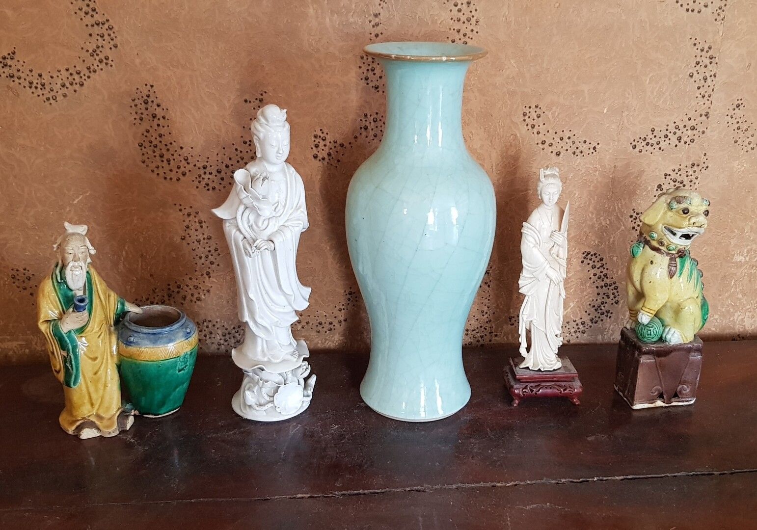 Null 亚洲

一批瓷器包括:

青瓷花瓶

白瓷Qwanine

靠近罐子的鼠尾草

釉上彩炻器霍狗

一个拿着象牙扇子的女人，19世纪（事故和缺失）。

&hellip;