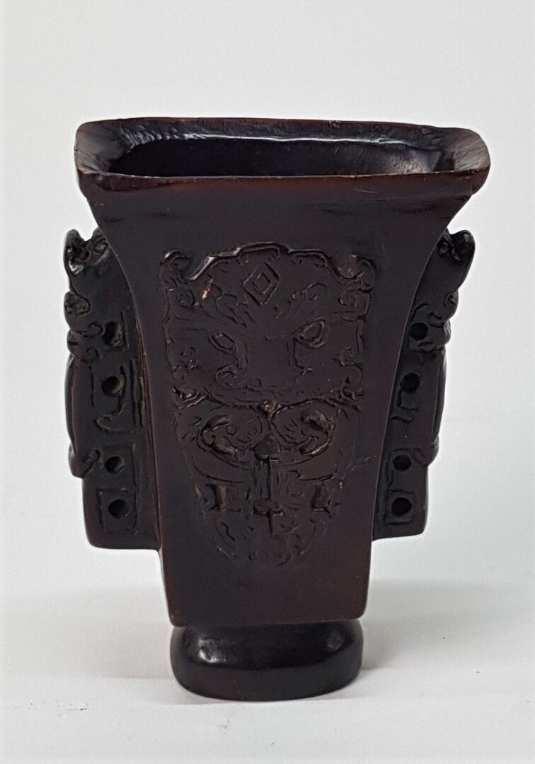 Null 亚洲

水牛角酒杯，座上有雕刻的奇美拉图案

高度10.3 - 宽度8厘米