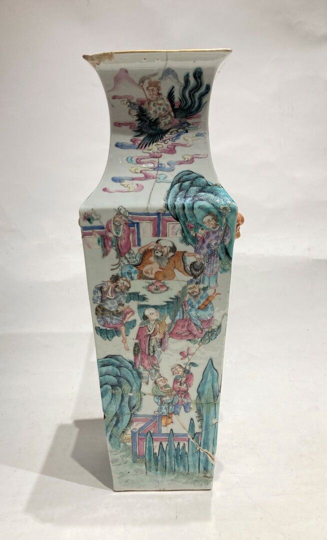 Null 中国

大方型瓷器花瓶，装饰有植物框架的宫廷场景

高57,5 - 宽21 - 深19厘米（非常破损，胶合剂和缺失）。