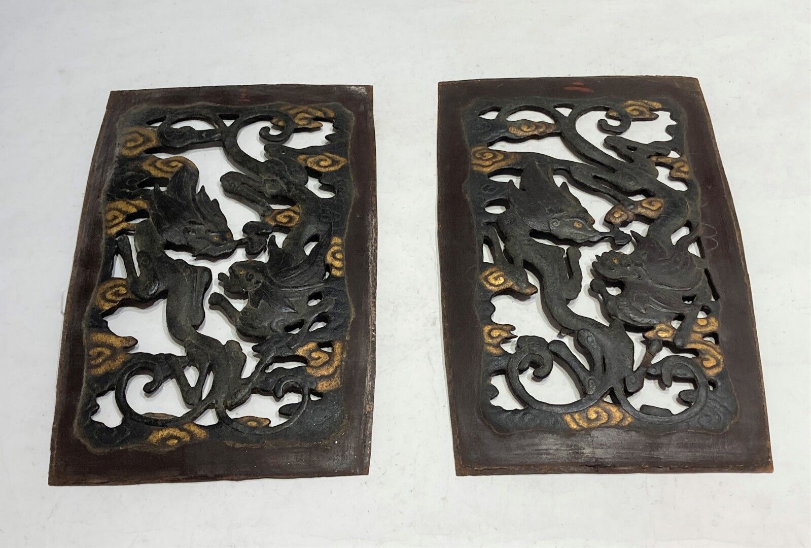 Null Paire de plaques en métal à patine brun foncé à décor de dragons sinisants