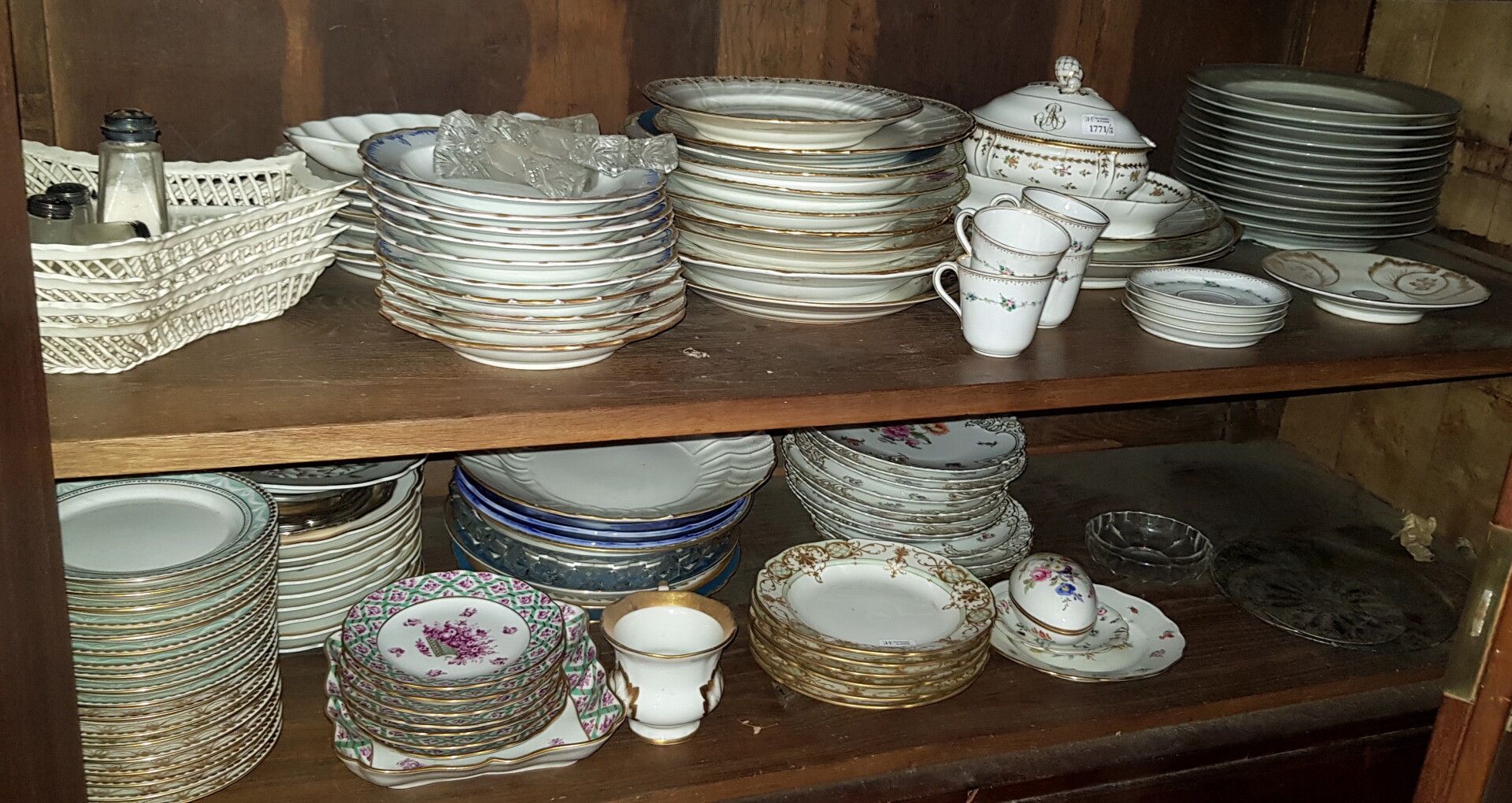 Null Bel set di ceramica che include :

Piatti, piatti, cestini, salsiere, di va&hellip;