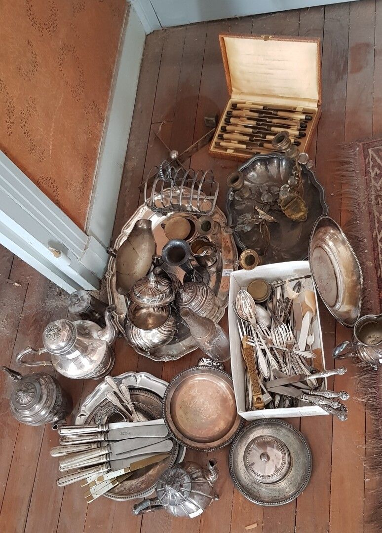 Null 一批镀银的金属，包括:

锅碗瓢盆、餐具、茶具和咖啡具的部件、烤面包架、杯子、火把......。