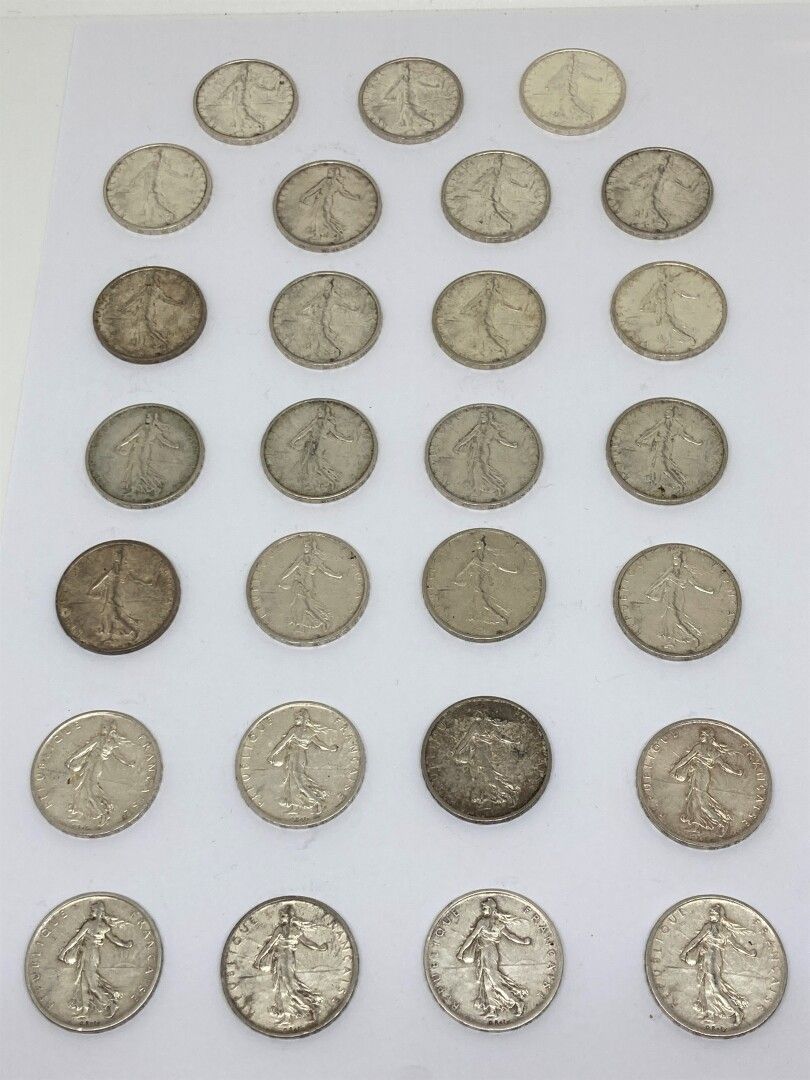 Null 27 pezzi di franchi

In allegato:

Un set di monete di circolazione