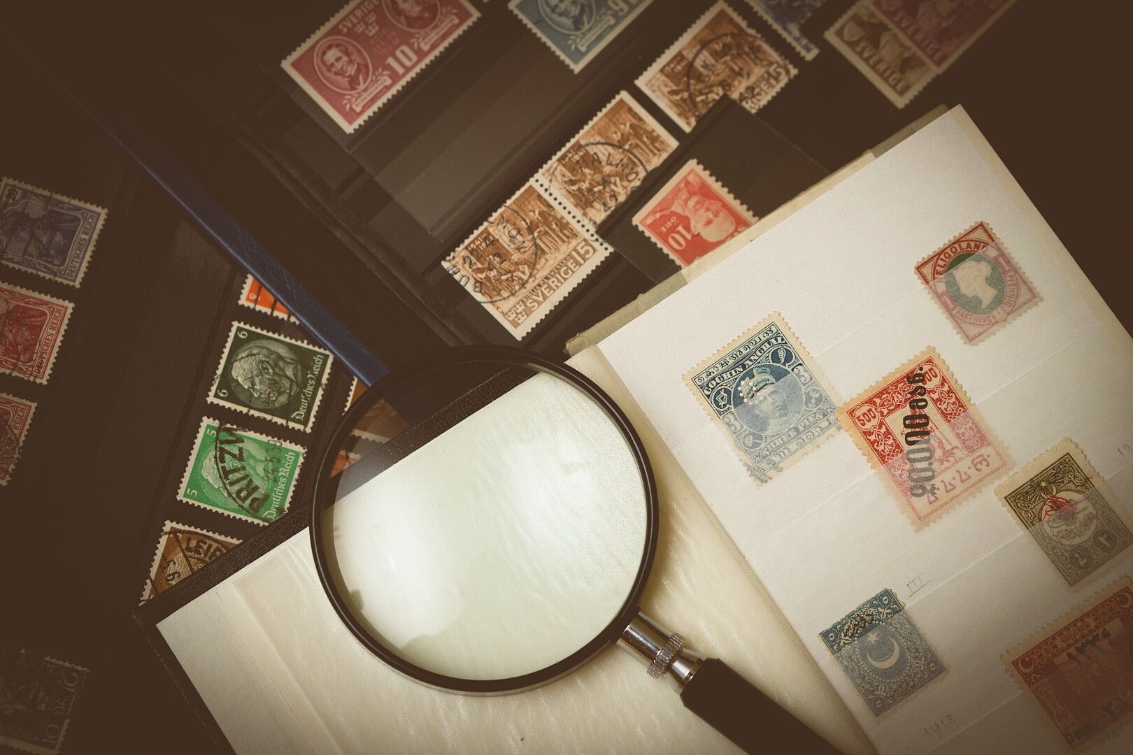 Null 8 albums de timbres :

France feuillets CEF + documents philatéliques + car&hellip;