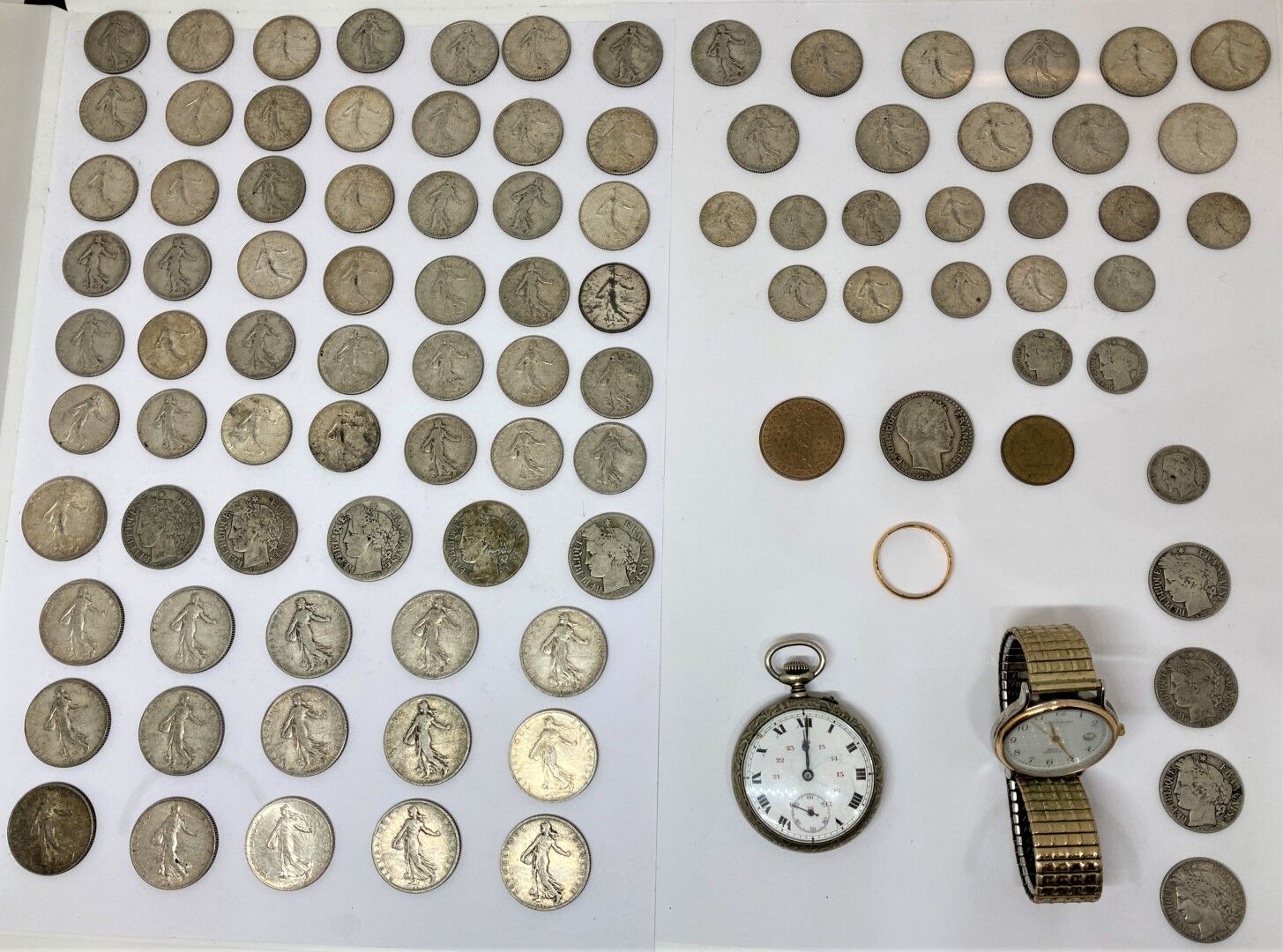 Null Un montón de francos y monedas extranjeras

Adjunto:

Un reloj de cuarzo

U&hellip;