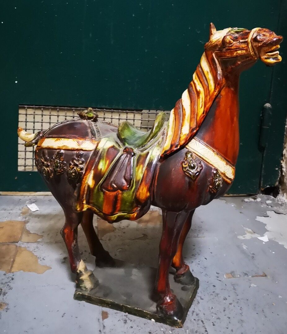 Null CHINA, Tang-Stil

Terrakotta-Pferd mit dreifarbiger Glasur (sancai) auf ein&hellip;