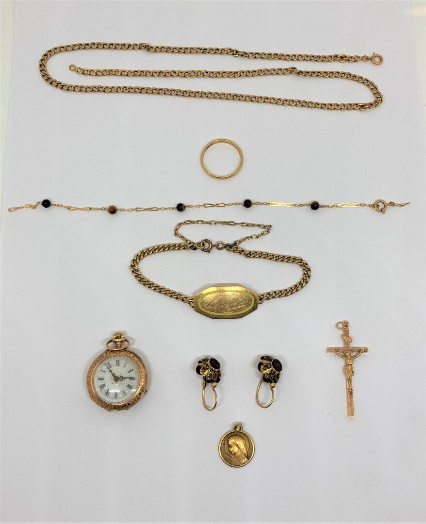 Null Un lote de oro que incluye :

Un par de pendientes

Una cadena (metal dorad&hellip;