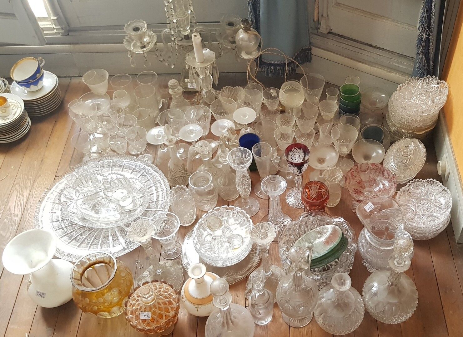 Null Lot of glassware and crystal including :

Parts of glass service

Vases

Bo&hellip;