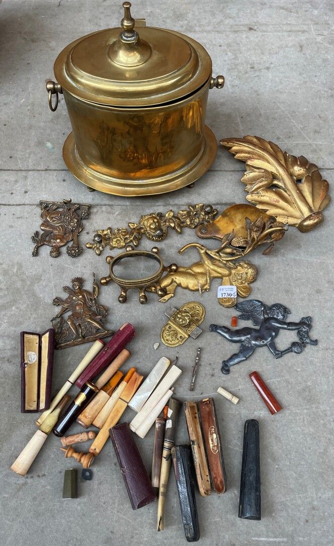 Null 小批量的装饰性青铜托架和锁元素

18-19世纪

我们在此附上:

一个铜制的卡索

四把刀

两支烟斗，一支是梅沙姆烟斗，另一支是瓷器烟斗

一只&hellip;