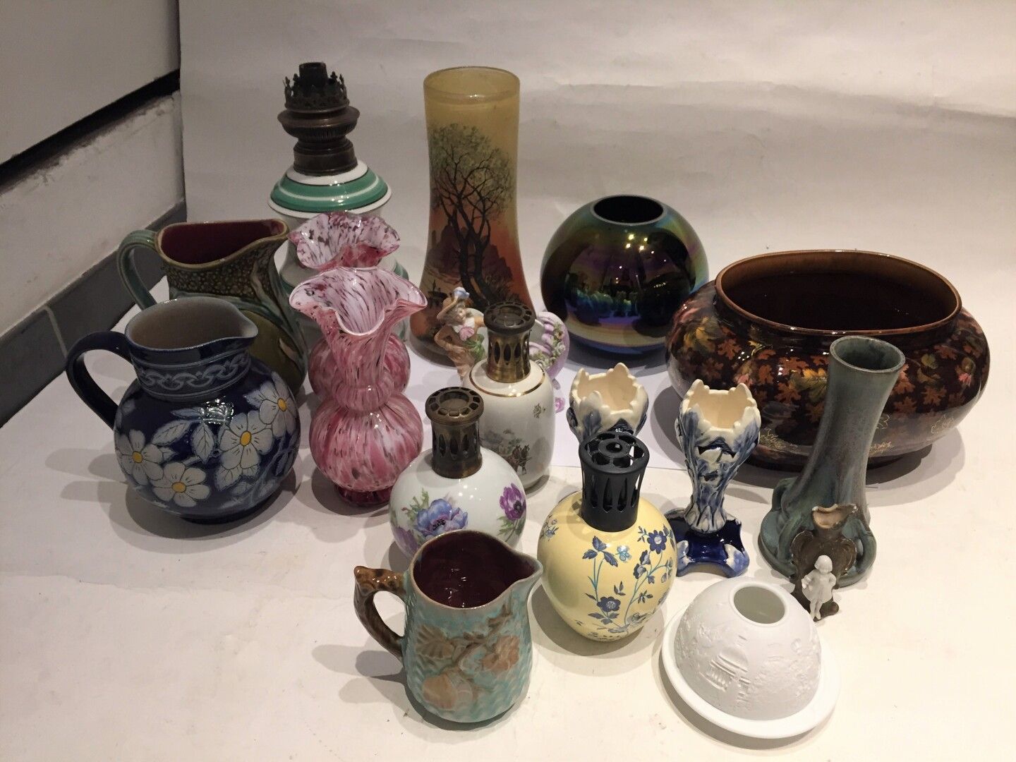 Null Lot de verrerie et céramique comprenant : vases, cache-pots, lampes à pétro&hellip;