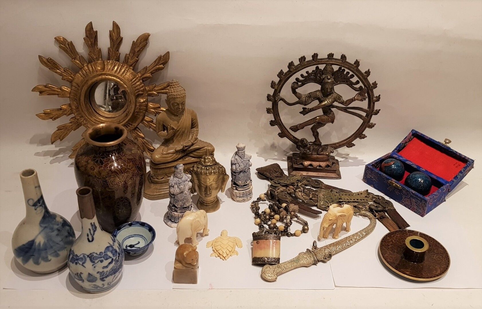 Null 一批小饰品，包括：火炬、索利弗尔、景泰蓝花瓶、旅游纪念品、雕像、花瓶、小巫镜和宗教物品。