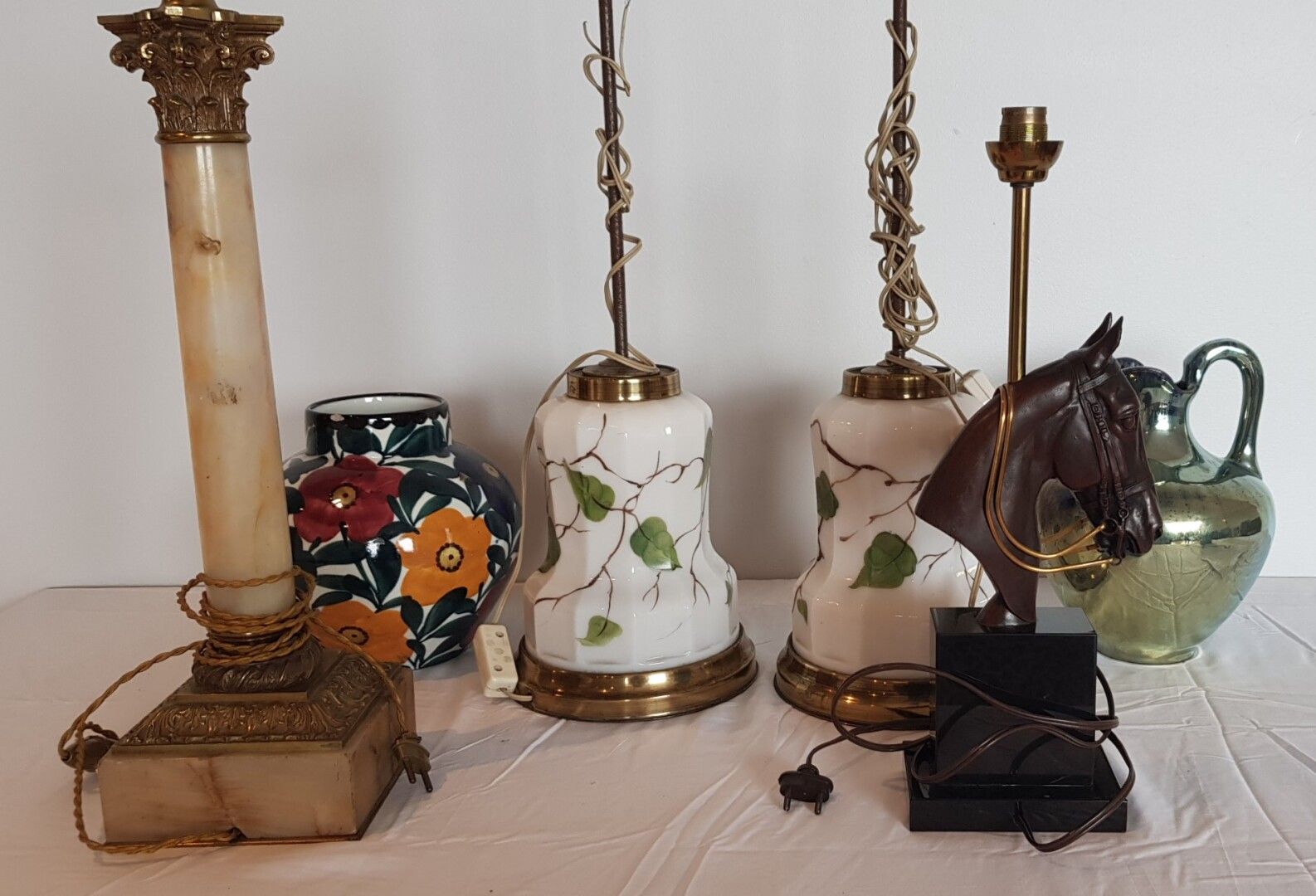 Null 地段包括 :

四个不同的灯座

釉面陶器壶

珐琅彩花瓶