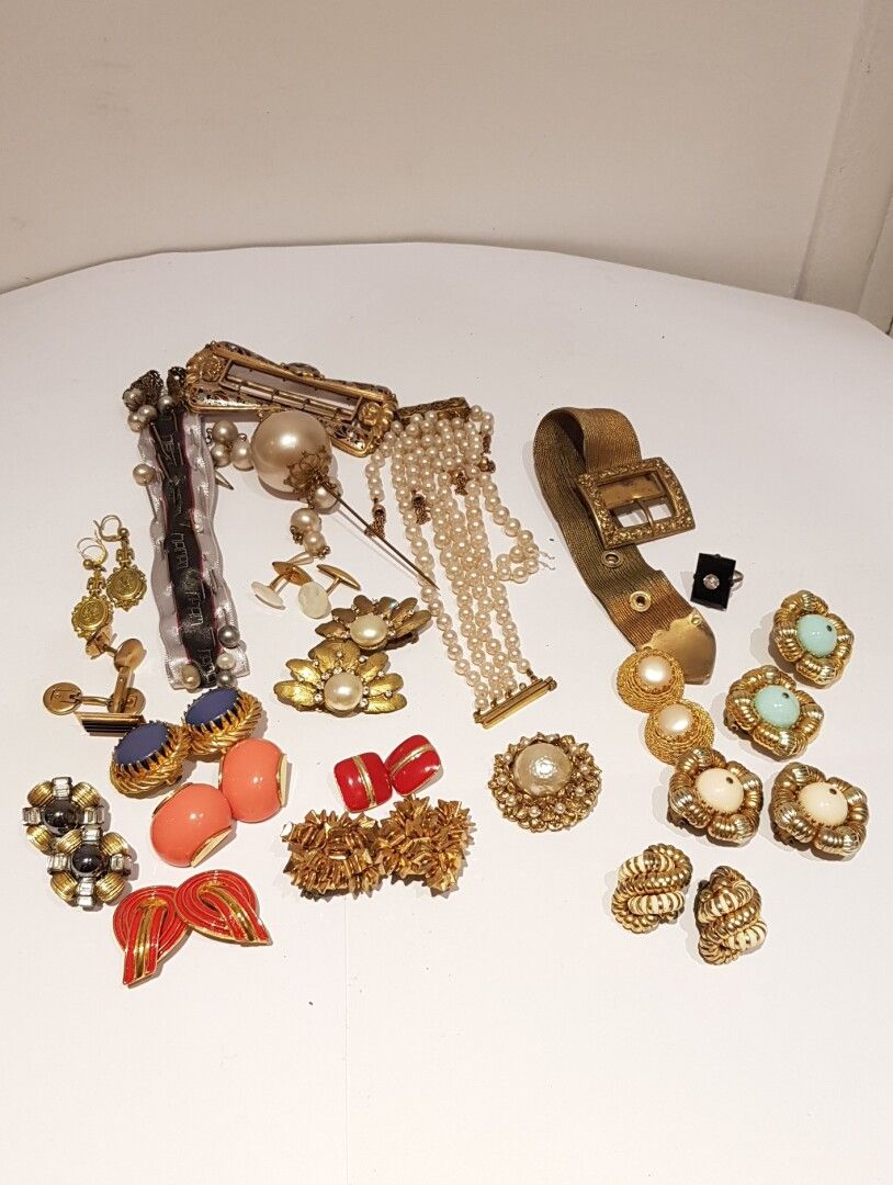 Null Important lot de bijoux fantaisie: boucles oreilles, bracelets, bague, broc&hellip;