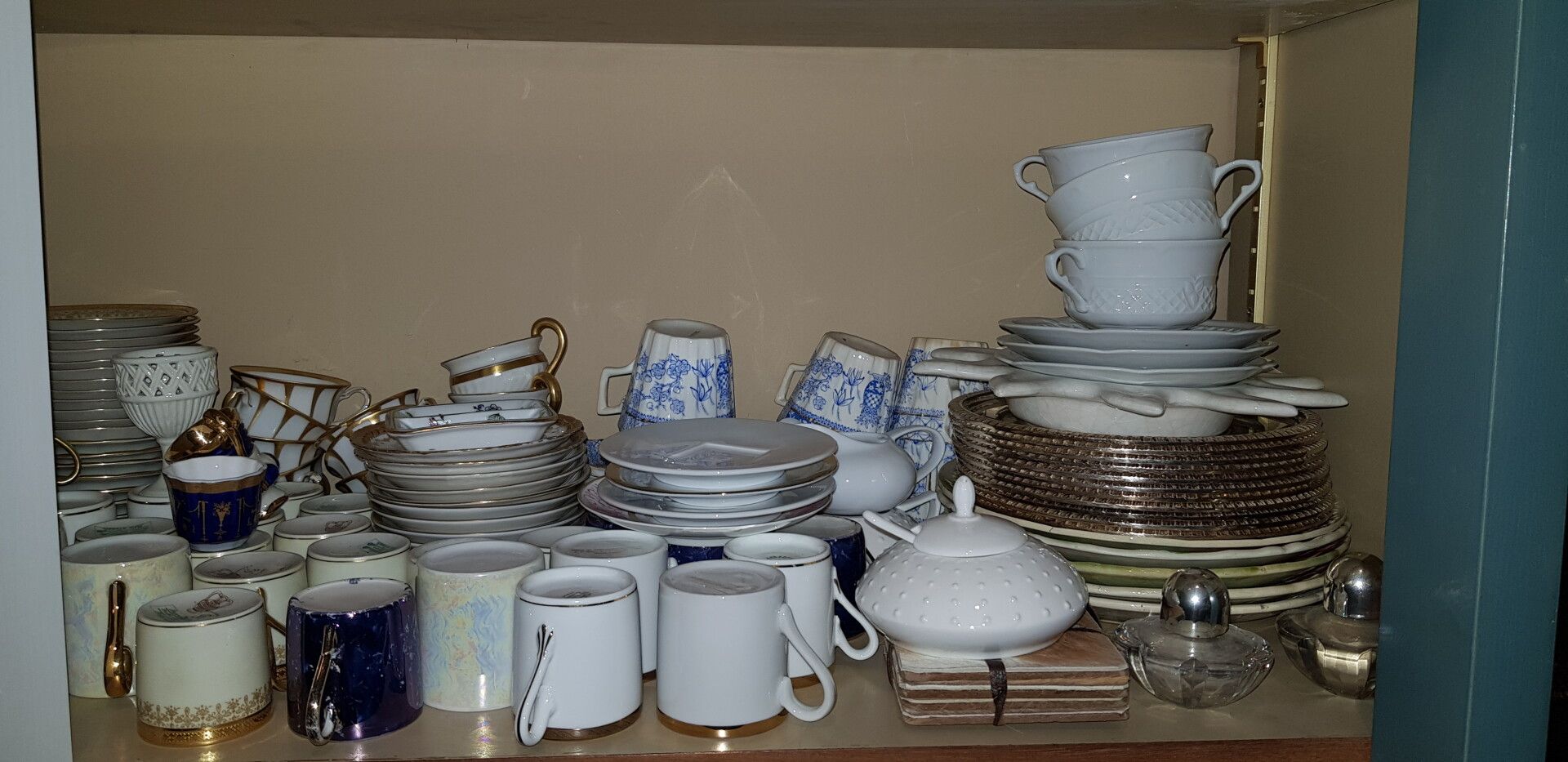 Null Fort lot de faïences et porcelaines comprenant partie de service thé café d&hellip;