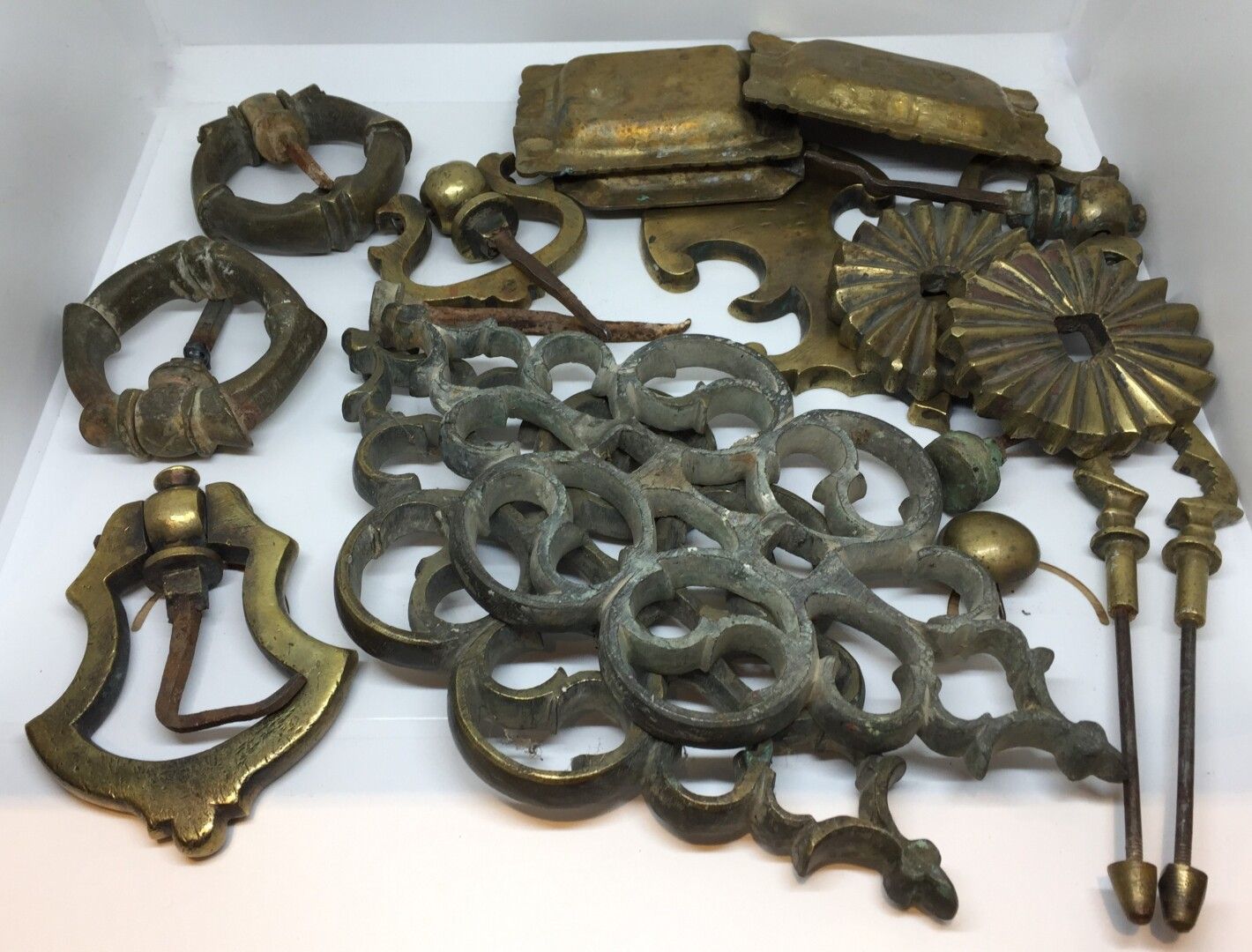 Null Lot de bronzes comprenant :

Lot de marteaux et poignées de portes en bronz&hellip;
