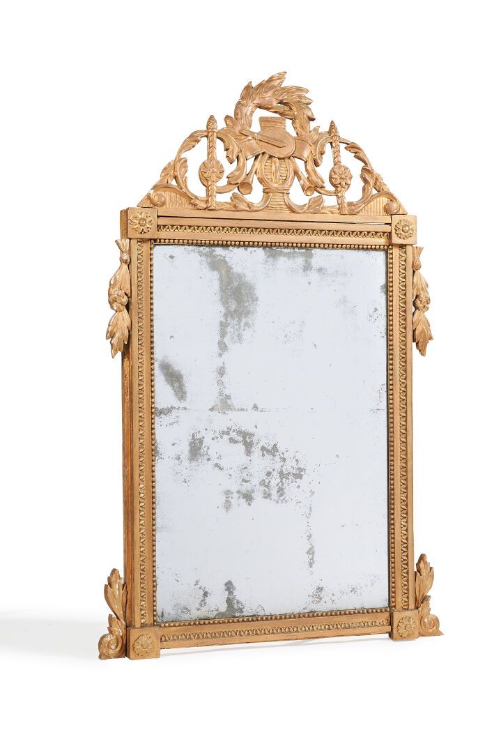 Null Miroir en bois doré, le fronton à décor d'instruments de musique

XVIIIème &hellip;