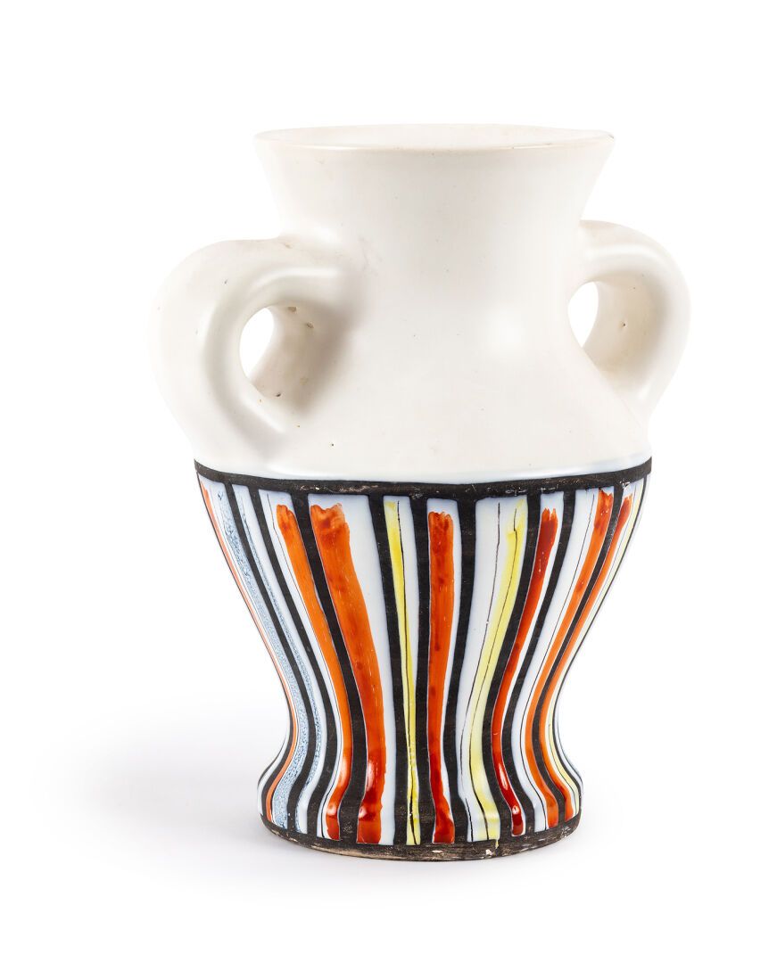 Roger CAPRON (1922 2006) 
Vase balustre en faience émaillée blanc à décor de str&hellip;