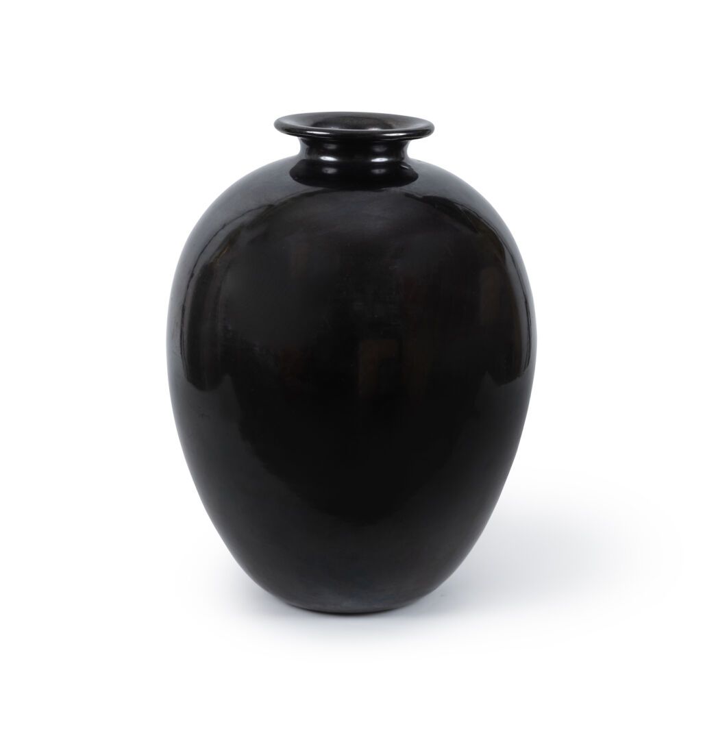 Paul BONIFAS (1893 1967) 
Vase en grès à émail noir lustré. Signature incisée so&hellip;