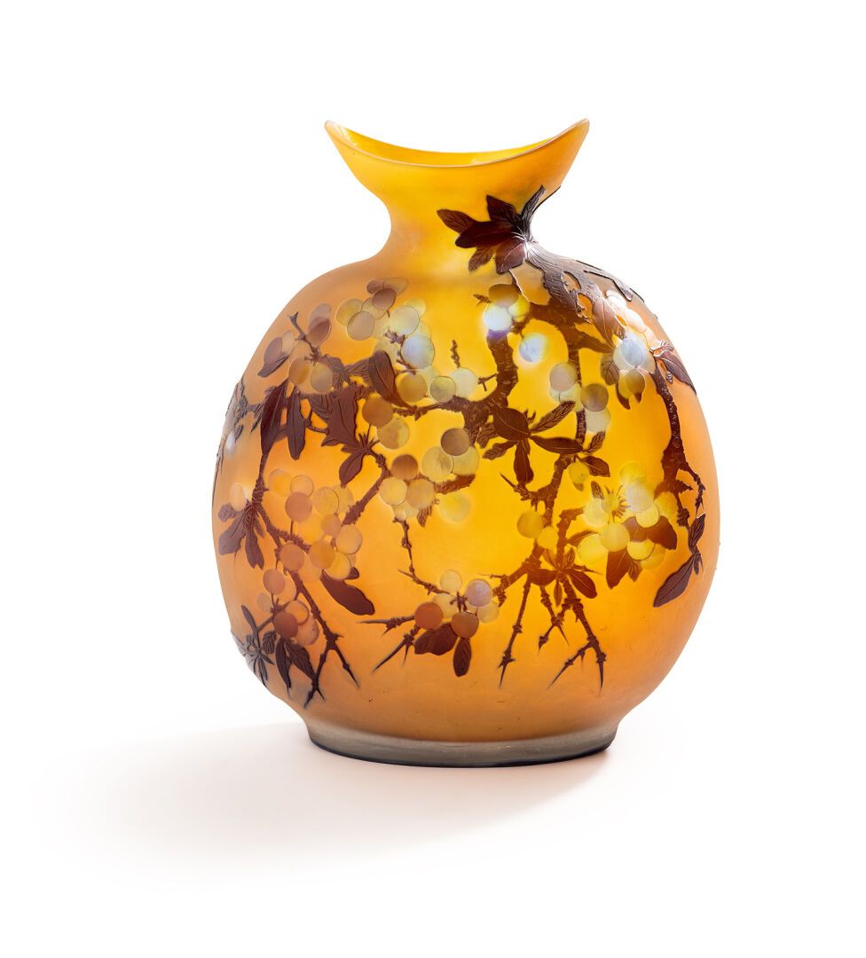 GALLE 
Vase boule panse aplatie à décor en verre multicouches de branchages de p&hellip;