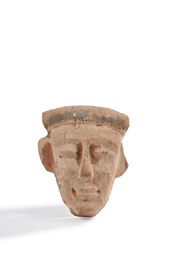 Null 赭石色皮肤和黑漆假发的食人魔面具

带灰泥的木质建筑遗迹

埃及，晚期

高度：24厘米