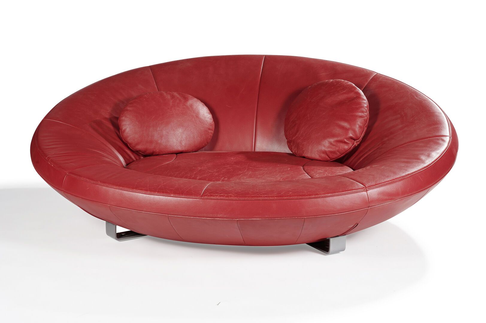 DE SEDE 
Canapé ovale en DS 152 en cuir rouge dessiné par Jane WORHTINGTON dans &hellip;