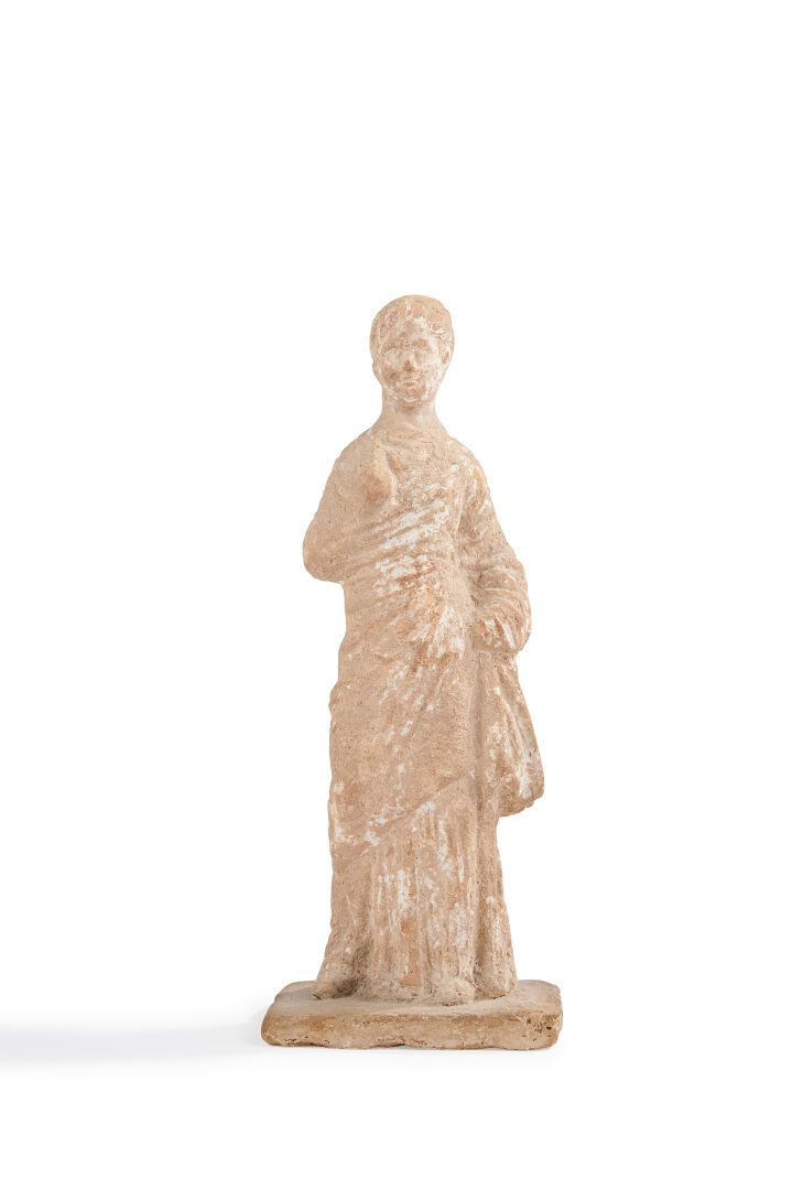 Null 代表年轻女性的雕像，披头散发

米色赤土，白色滑石。穿着。

希腊，Tanagra车间？

高度：12厘米