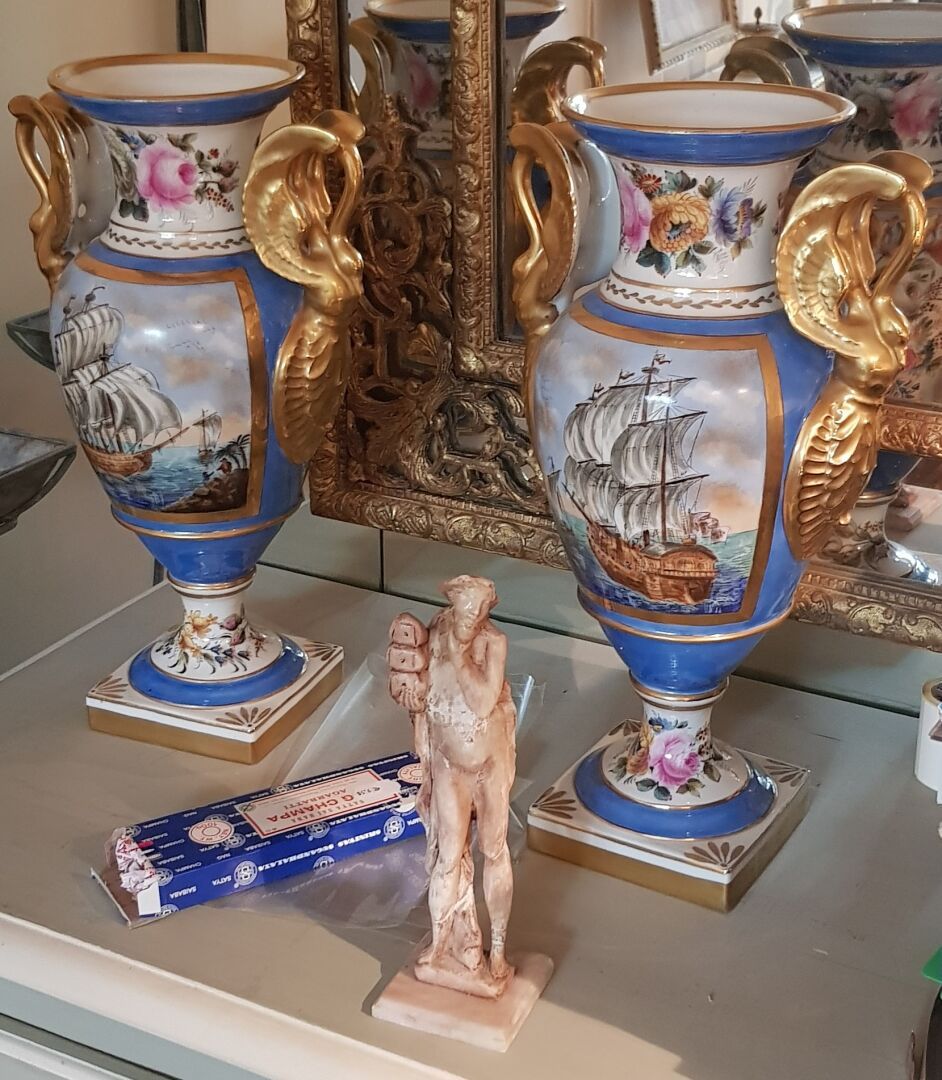 Null Coppia di vasi in porcellana smaltata con nave e bouquet fiorito

XIX secol&hellip;