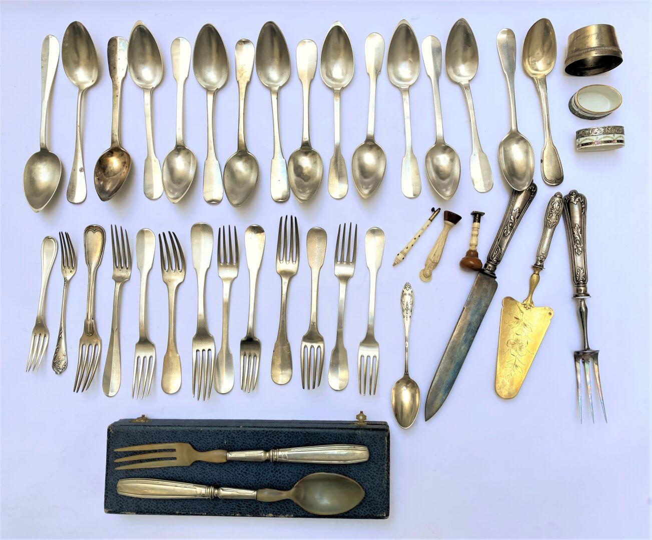 Null 一套不同型号的银质餐具中的一部分，包括：上菜用的勺子和叉子，水壶鼓...

总重量 :