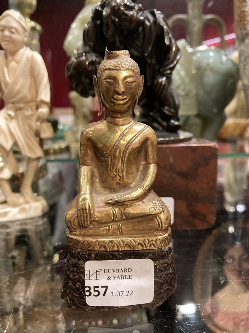 Null Kleiner sitzender Buddha aus vergoldeter Bronze, der auf einer Harzbasis ru&hellip;