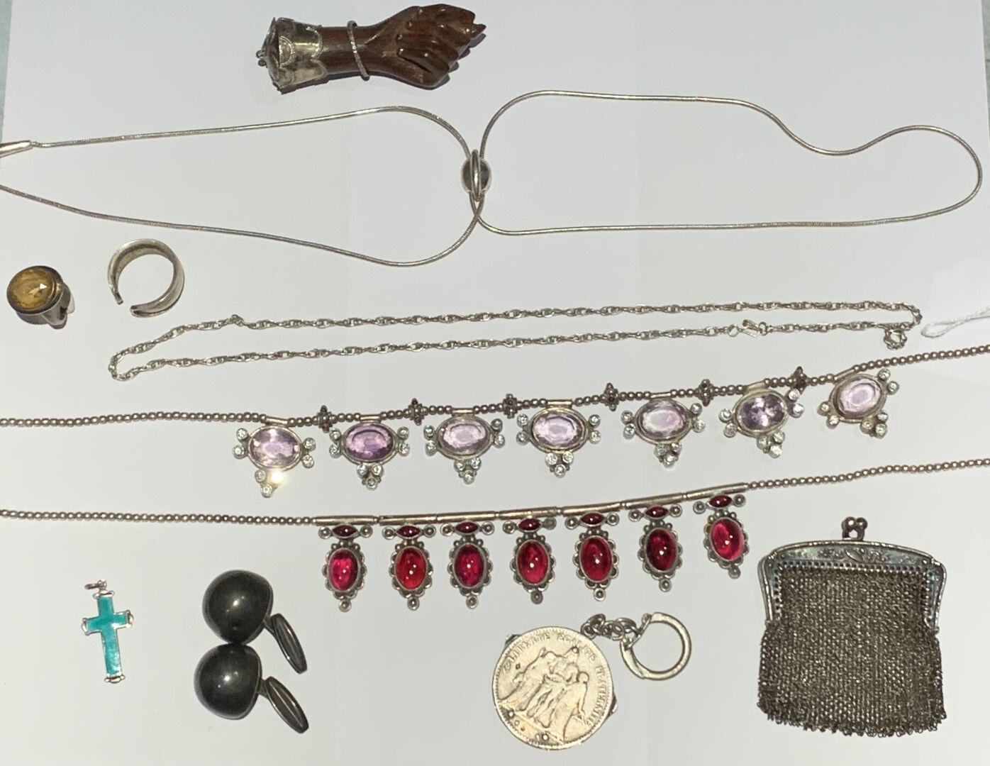 Null Lot including:

A silver necklace 1st title 925‰, adorned with pendants set&hellip;