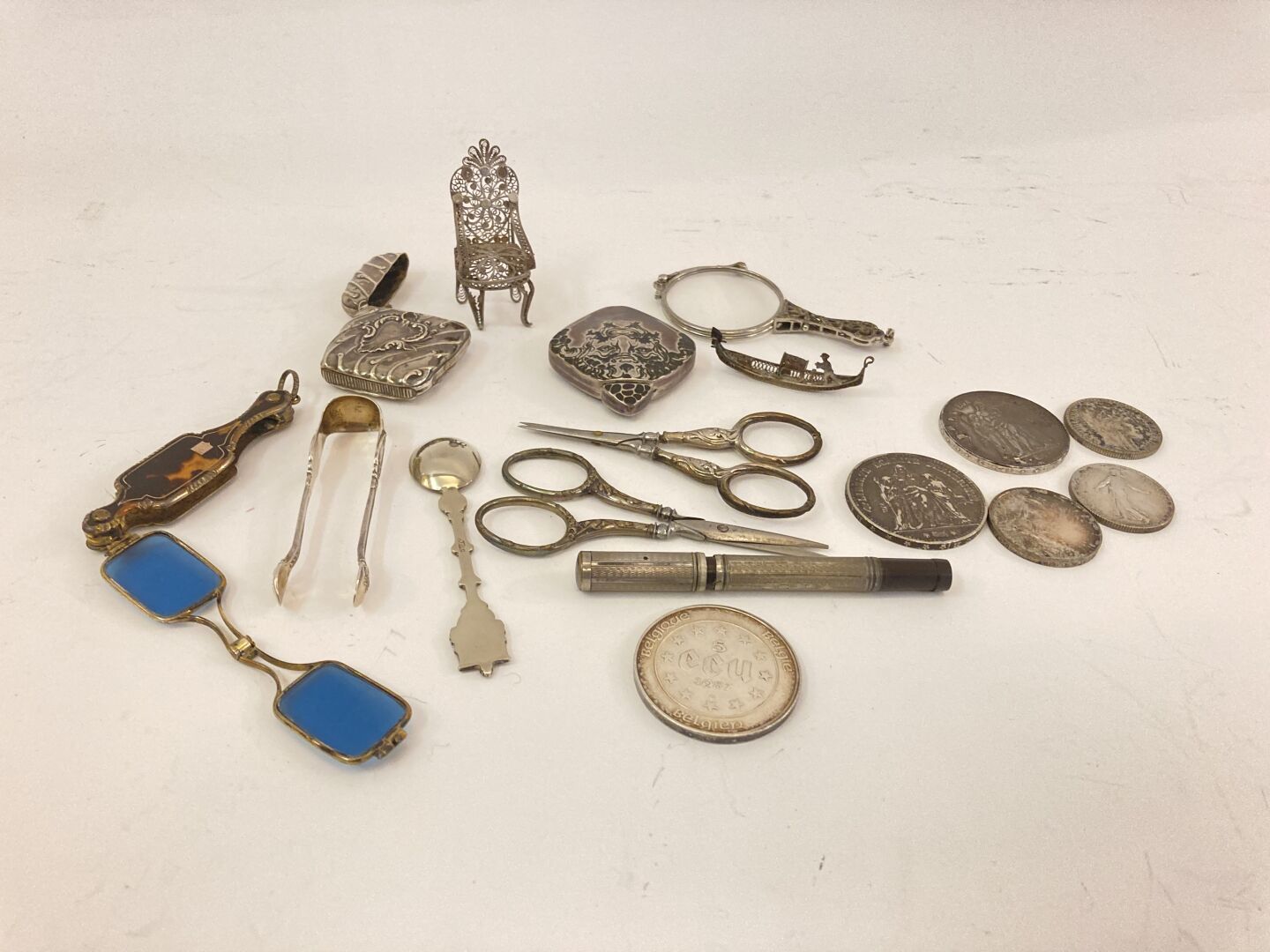 Null 银器或金属制品包括：两个手脸，各种硬币，微型家具，剪刀，糖钳，两个箱子