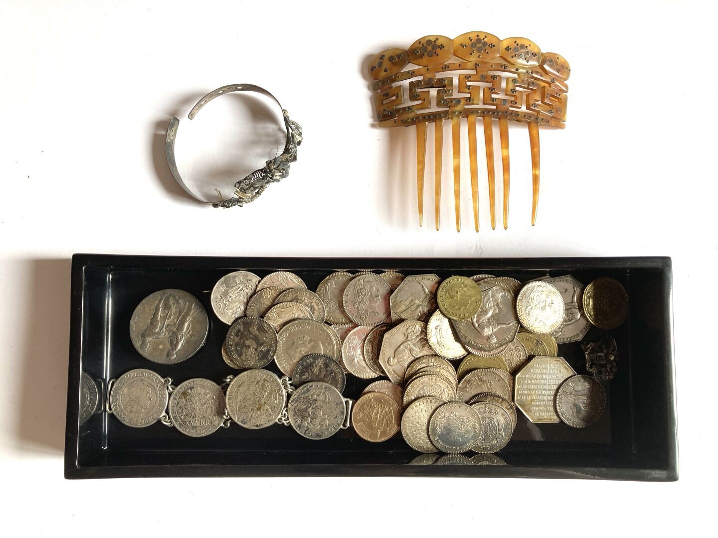 Null 一批布列塔尼州的代币和硬币以及各种奖章，有些是银质的，有些被装在胸针或手镯里



附有一个手镯和一把玳瑁梳子