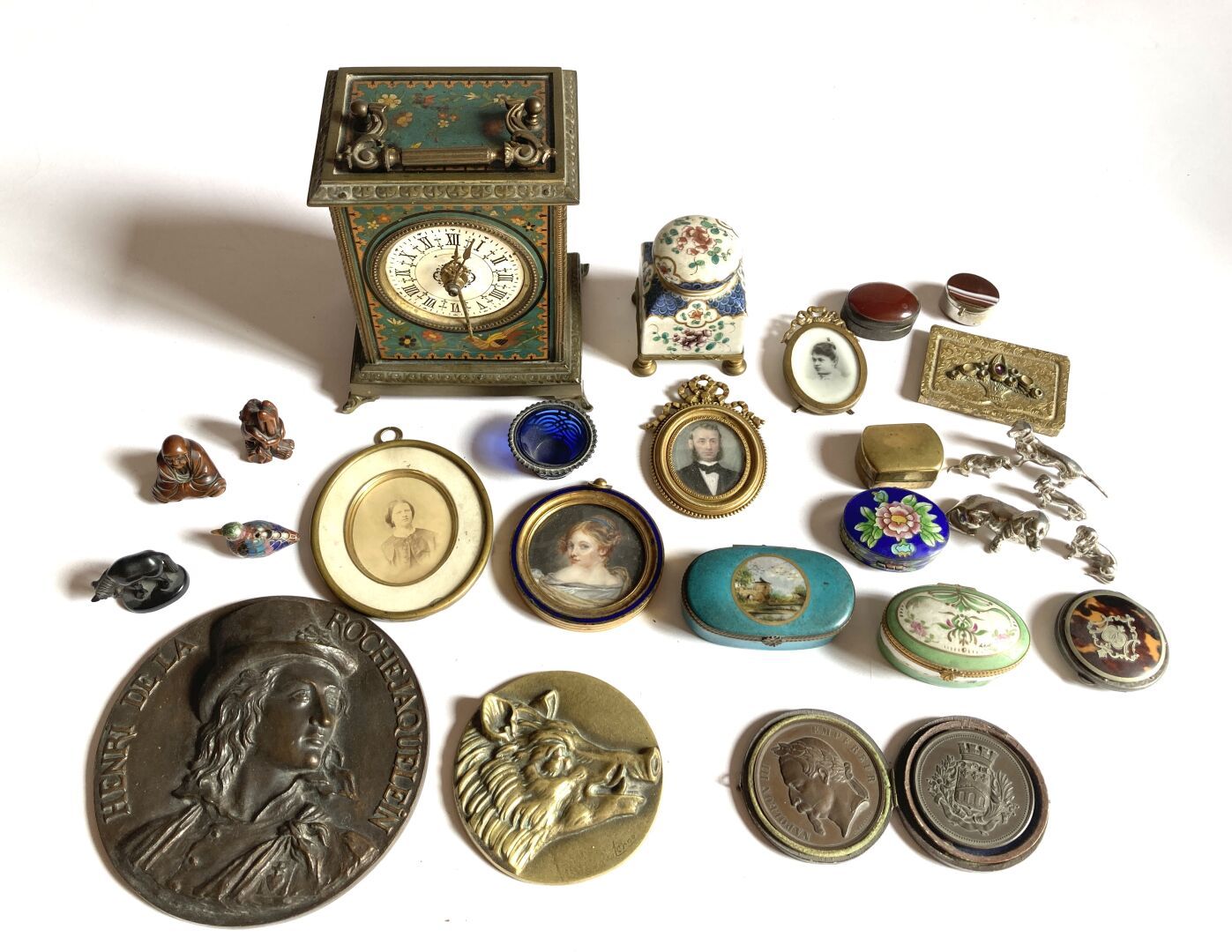 Null Set of display items such as miniatures, boxes, metal or porcelain, medals &hellip;