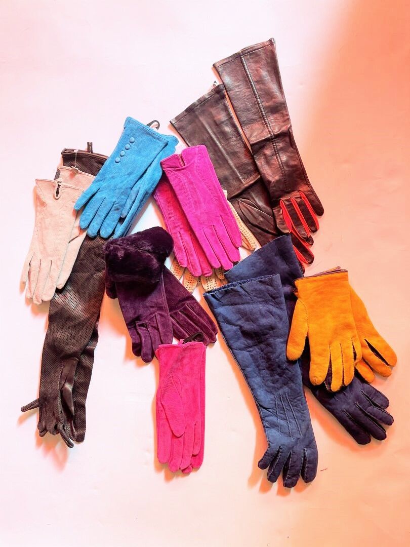 Null Large lot of gloves (mostly size S) and various belts