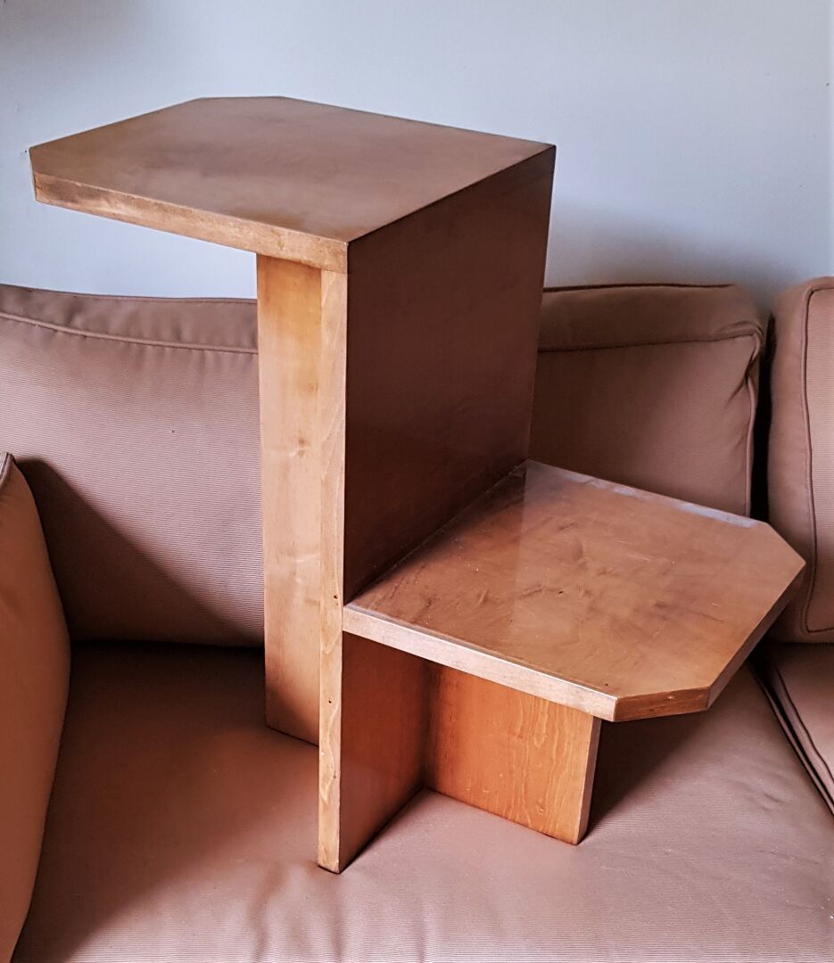 Null 一批具有30年代风格的现代主义家具，包括:

一张沙发和一套嵌套桌

带图案的 "HC "概念
