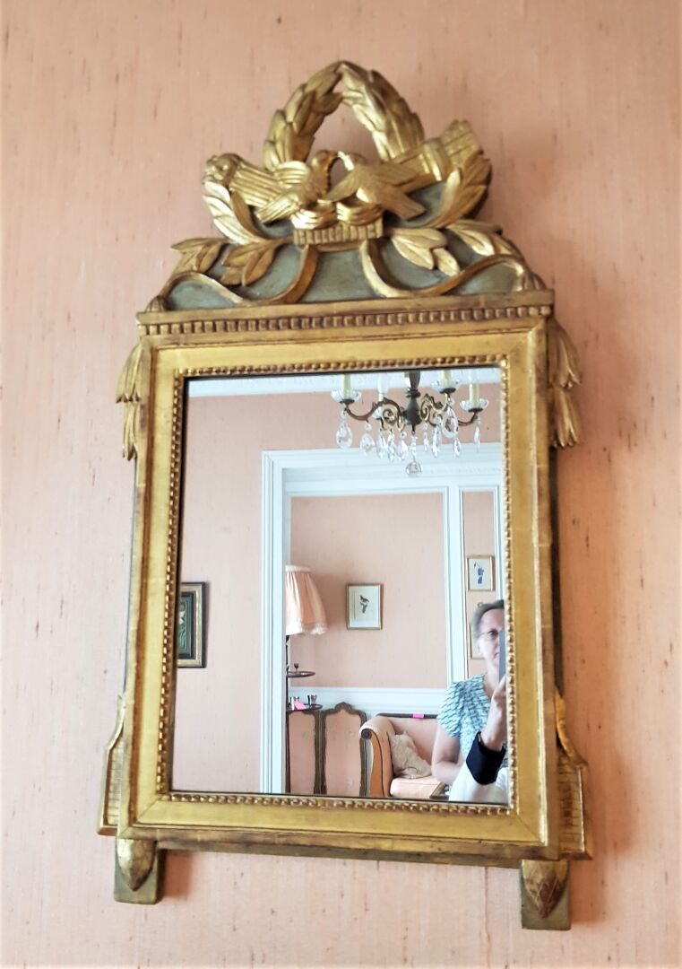 Null Miroir à fronton en bois doré et laque verte sculpté surmonté d'un couple d&hellip;
