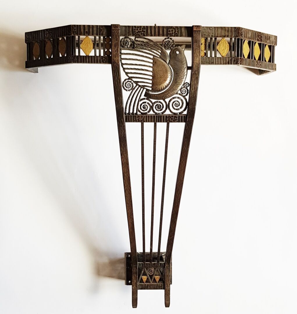 Null 夏尔-皮格(1887-1942)锻铁工匠--吕纳兹派

一个锻铁控制台，两侧有镂空的鸟类装饰，腰部有三叉戟、菱形和镀金菱形的底纹，大理石桌面。

高8&hellip;