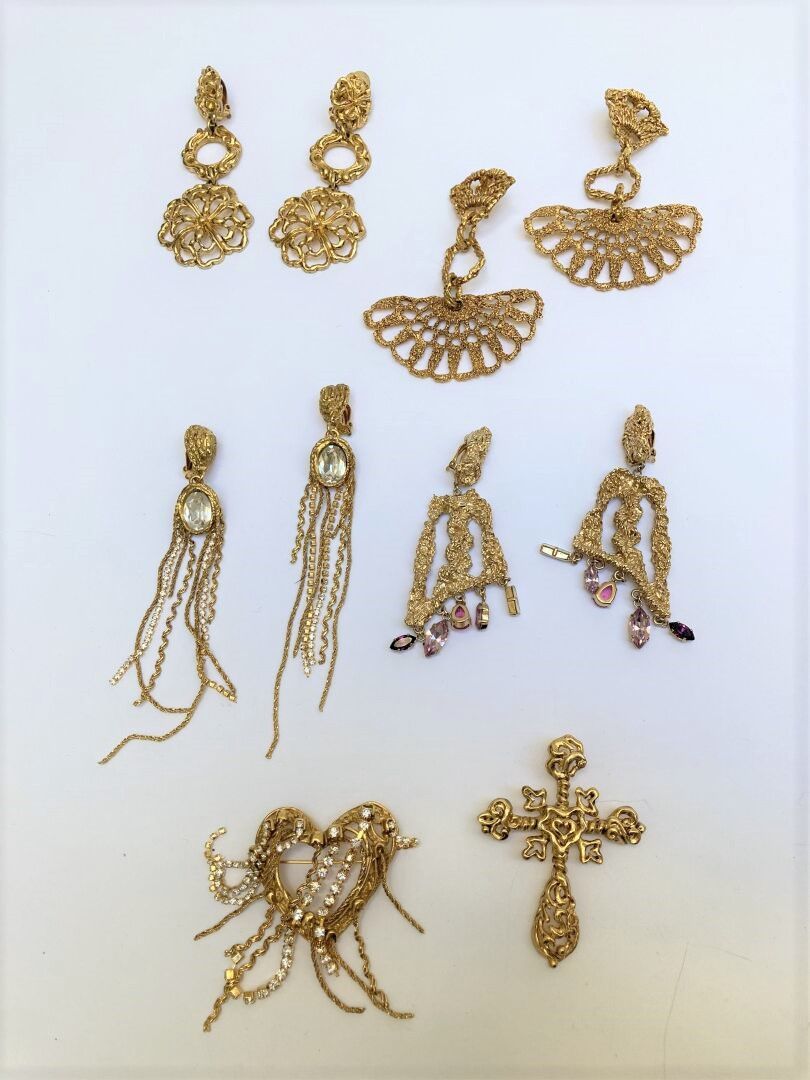 Null 克里斯蒂安-拉克鲁瓦

本拍品包括四对镂空鎏金金属夹式耳环和两枚饰有十字架和心形的胸针。板块上有签名