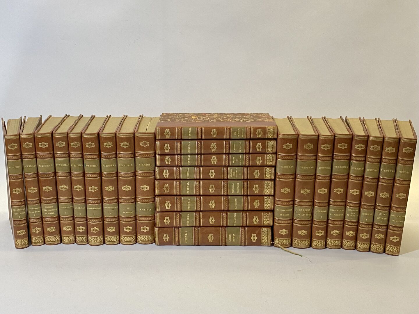 Null 司汤达。全集》，皮埃尔-拉里夫出版社，25卷，四开本。

以半摩洛哥文装订。