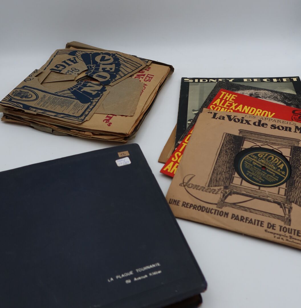 Null 一套38张古典音乐唱片，包括两张杂项唱片，以及一套11张古典音乐唱片的封面。