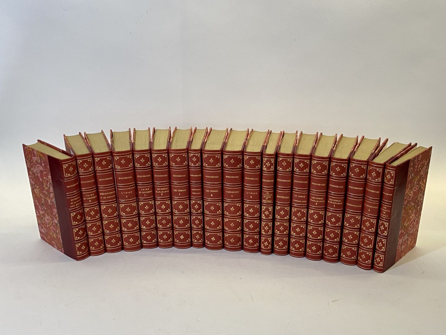 Null Dostoyevsky. NRF, Paris. 19 volumes in-8.

Binding, half garnet morocco.

1&hellip;