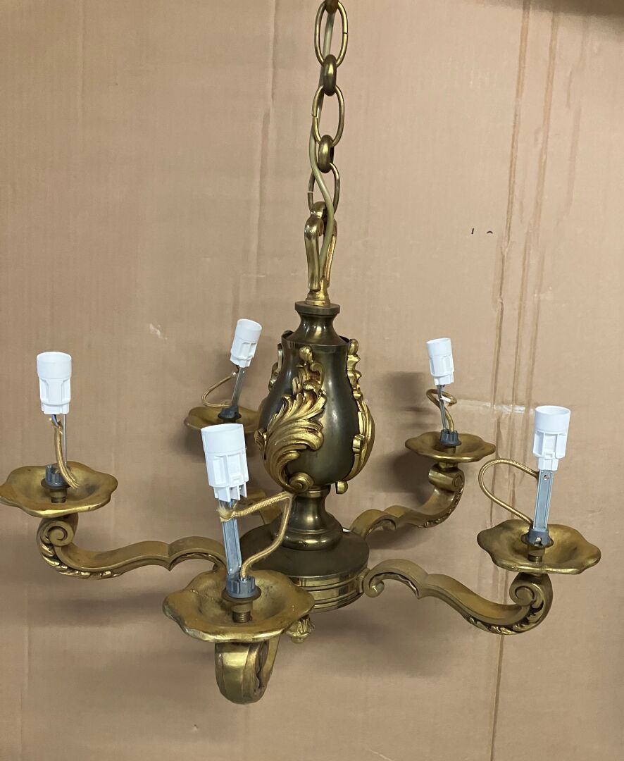 Null Pequeña araña de ormolina de estilo Luis XV con cinco luces decoradas con h&hellip;